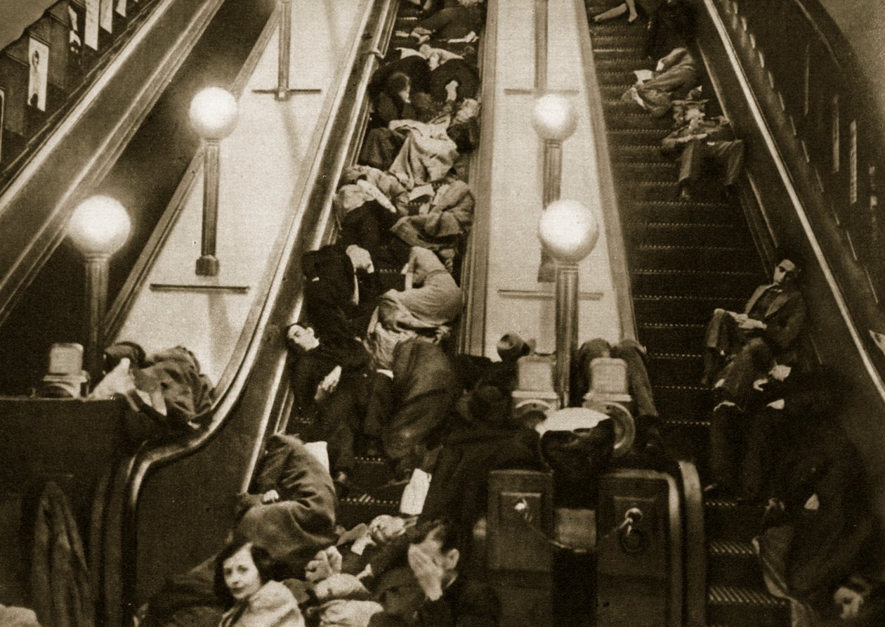 ロンドン市民は地下の爆弾からの避難所を求める、1940 作： 英語の写真家