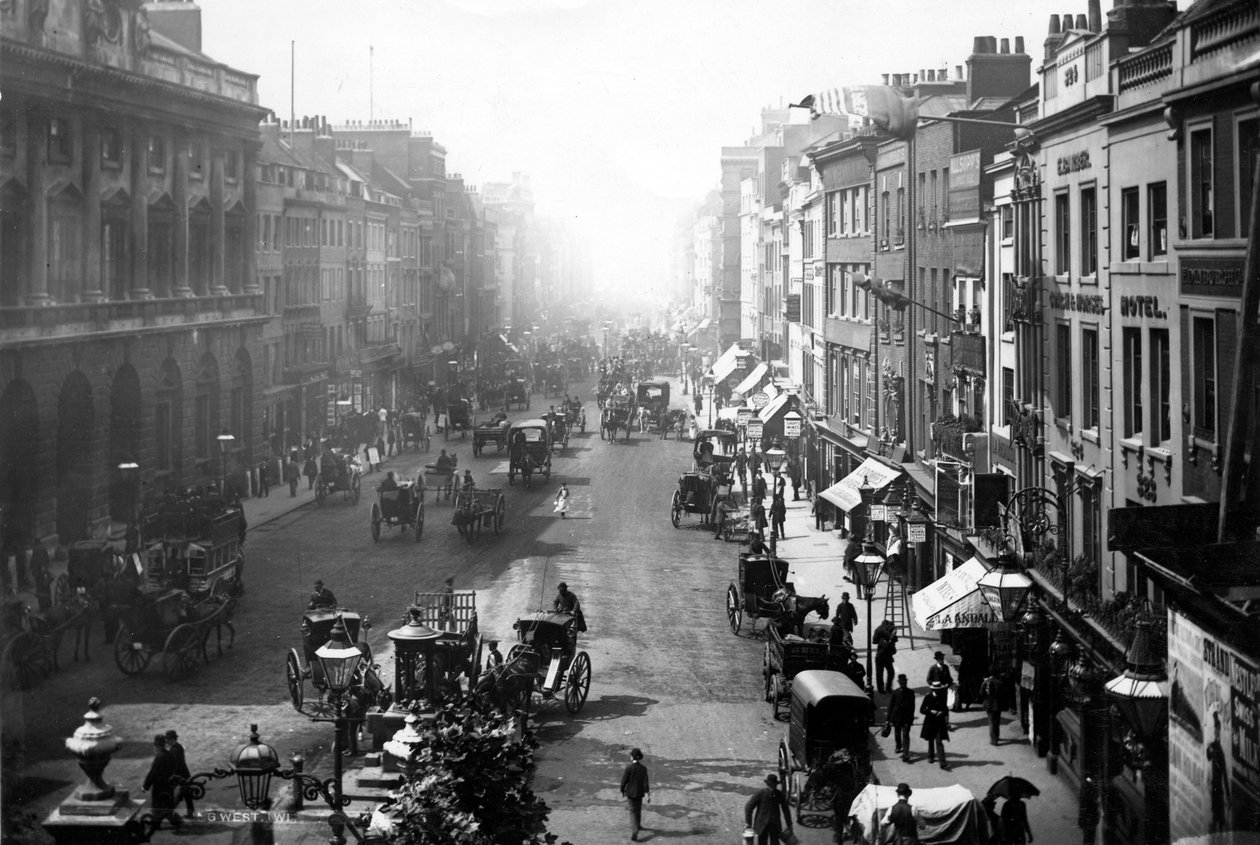 ストランドを西に見る、1890年頃（写真） 作： 英語の写真家
