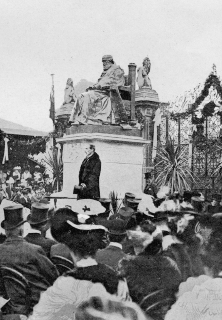 ソールズベリー卿は、1906年10月27日、The Graphicに掲載されたA Greatest of a Great Life：The Salisbury Statue at Hatfieldのタイトルの記事から、この像を受け入れます。 作： 英語の写真家