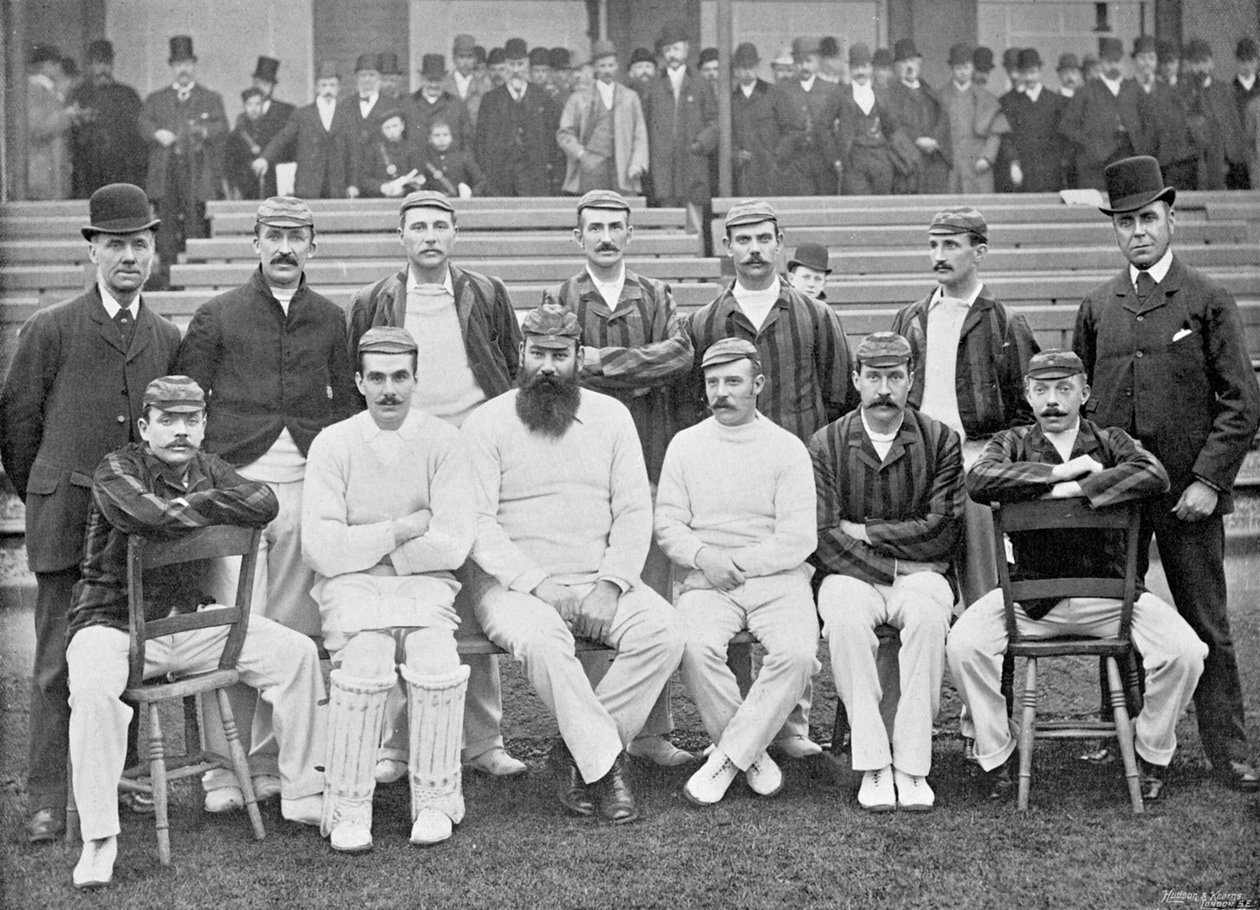 シェフィールド・イングランド卿チームがオーストラリアをツアーする1891〜92年、有名なクリケット選手とクリケット競技場から、1895年にハドソンとカーンズによって出版された。 作： 英語の写真家