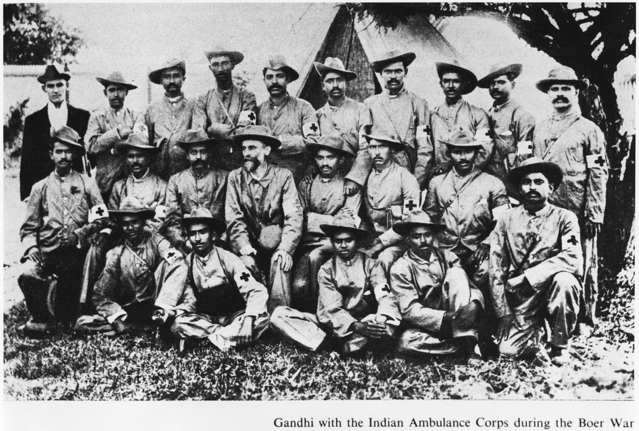 1899年に南アフリカのボーア戦争中にインドの救急隊とマハトマガンジー（1869-1948） 作： 英語の写真家