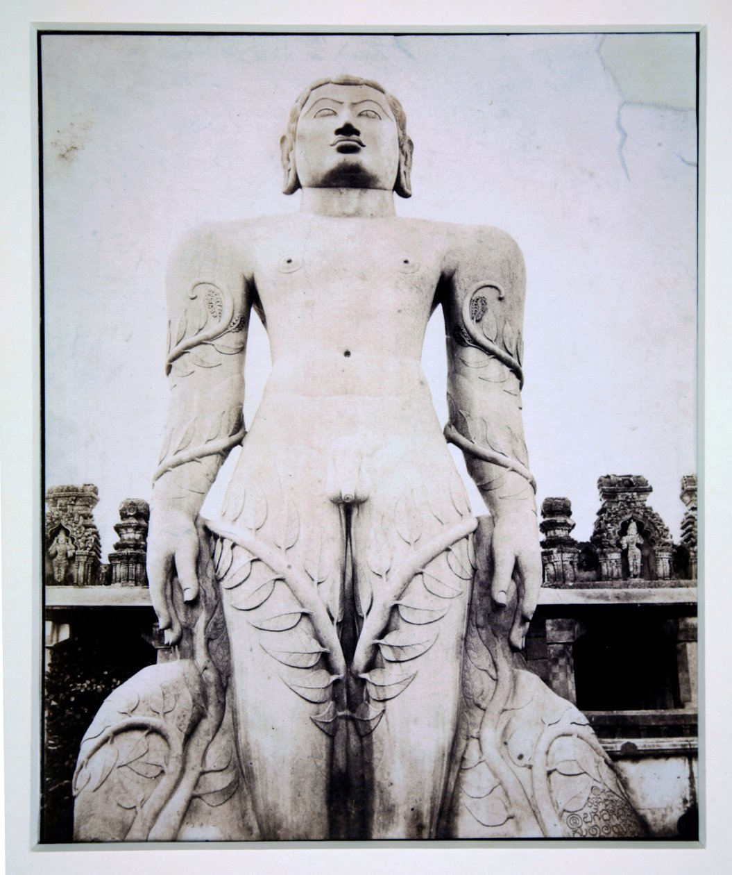 ゴマテシュヴァラのモノリシックな像、Stravana Belgola、c.1855 作： 英語の写真家