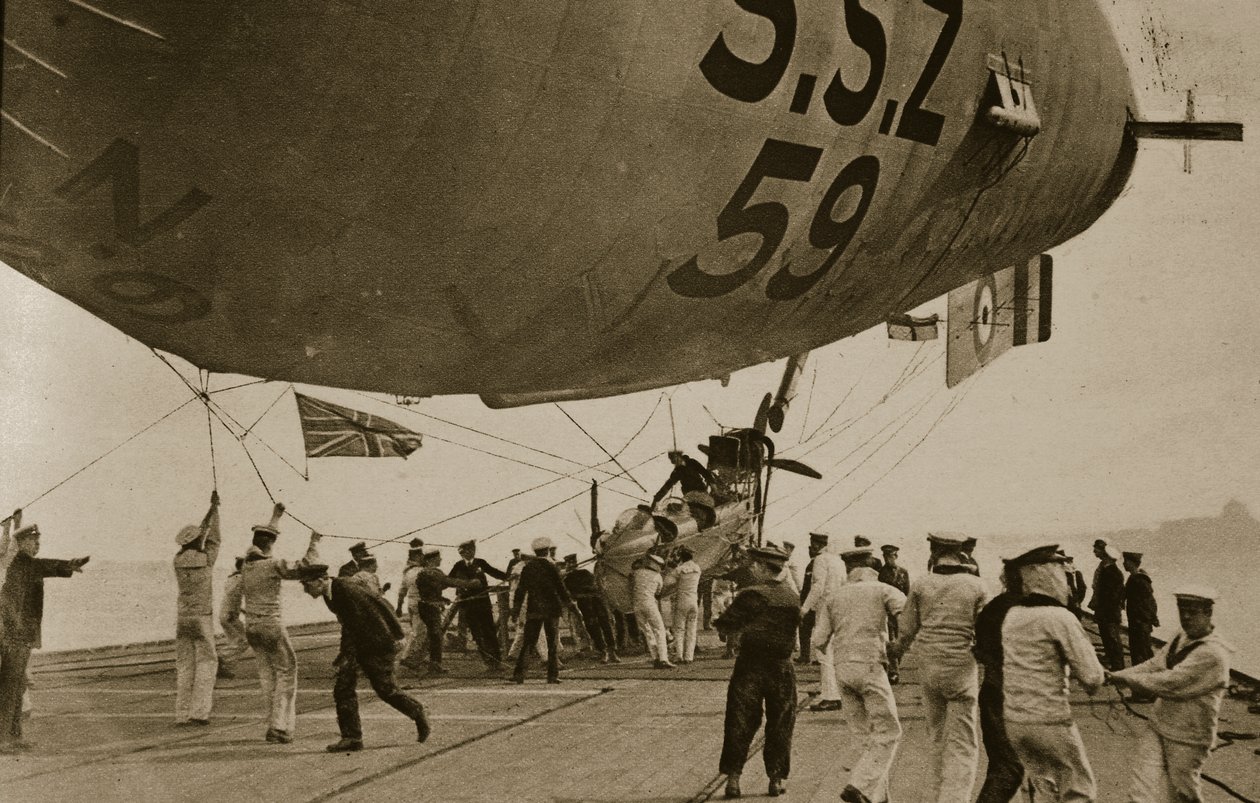 HMS Furiousの甲板に彼女の係留所に降りてくる海軍飛行船、1914-19 作： 英語の写真家