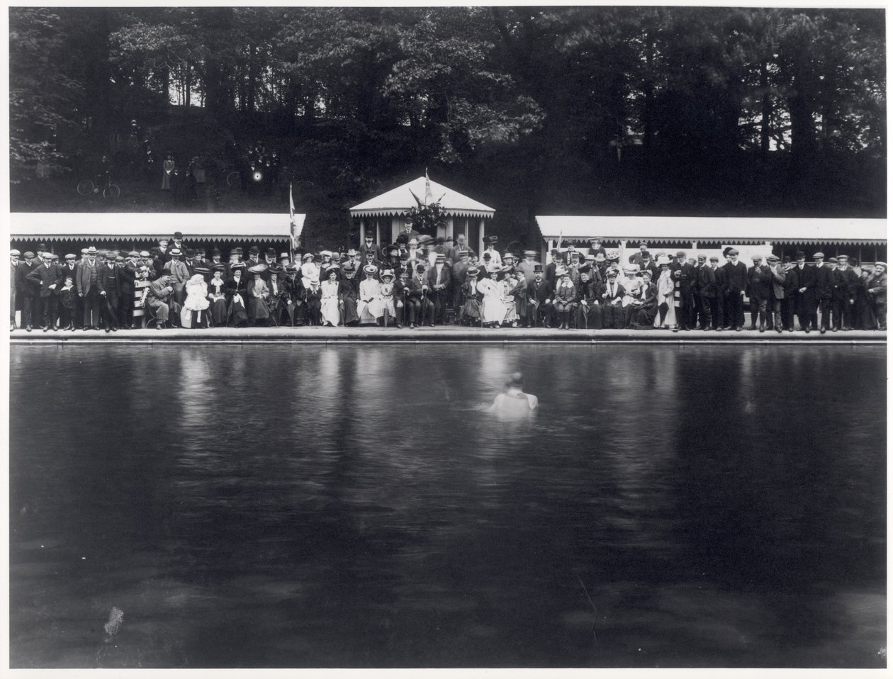Roundhay Park Open Air Swimming Pool、リーズ、1907年7月29日正式オープン 作： 英語の写真家