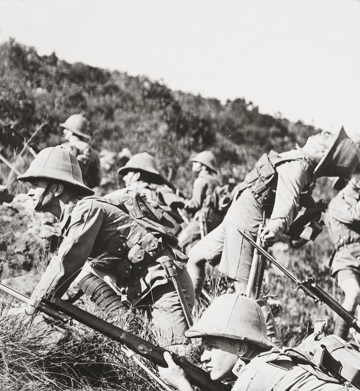 私たちの勇敢な歩兵がバルカンの丘の中腹にあるドイツ軍の位置を担当 作： 英語の写真家