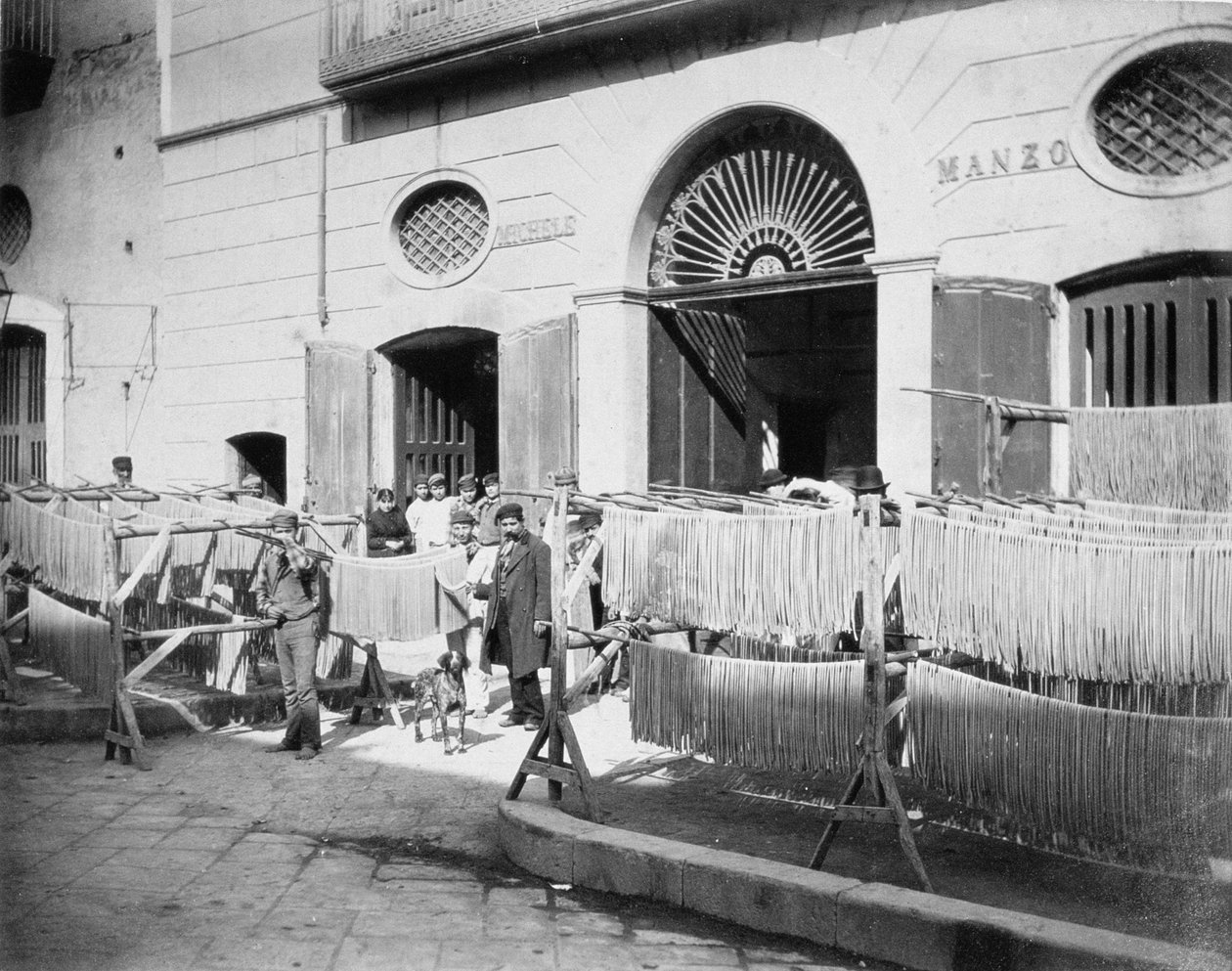 ナポリの路上乾燥パスタ、1897年 作： 英語の写真家