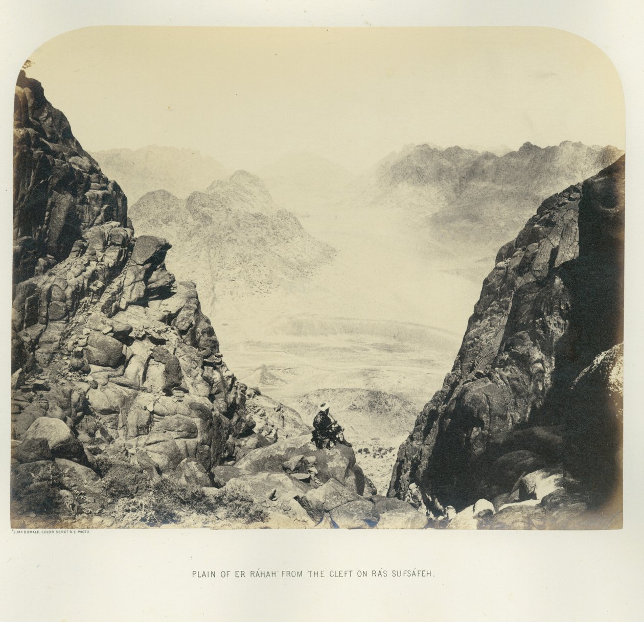 ラススファフェの裂け目からのエルラハの平原、1867年 作： 英語の写真家
