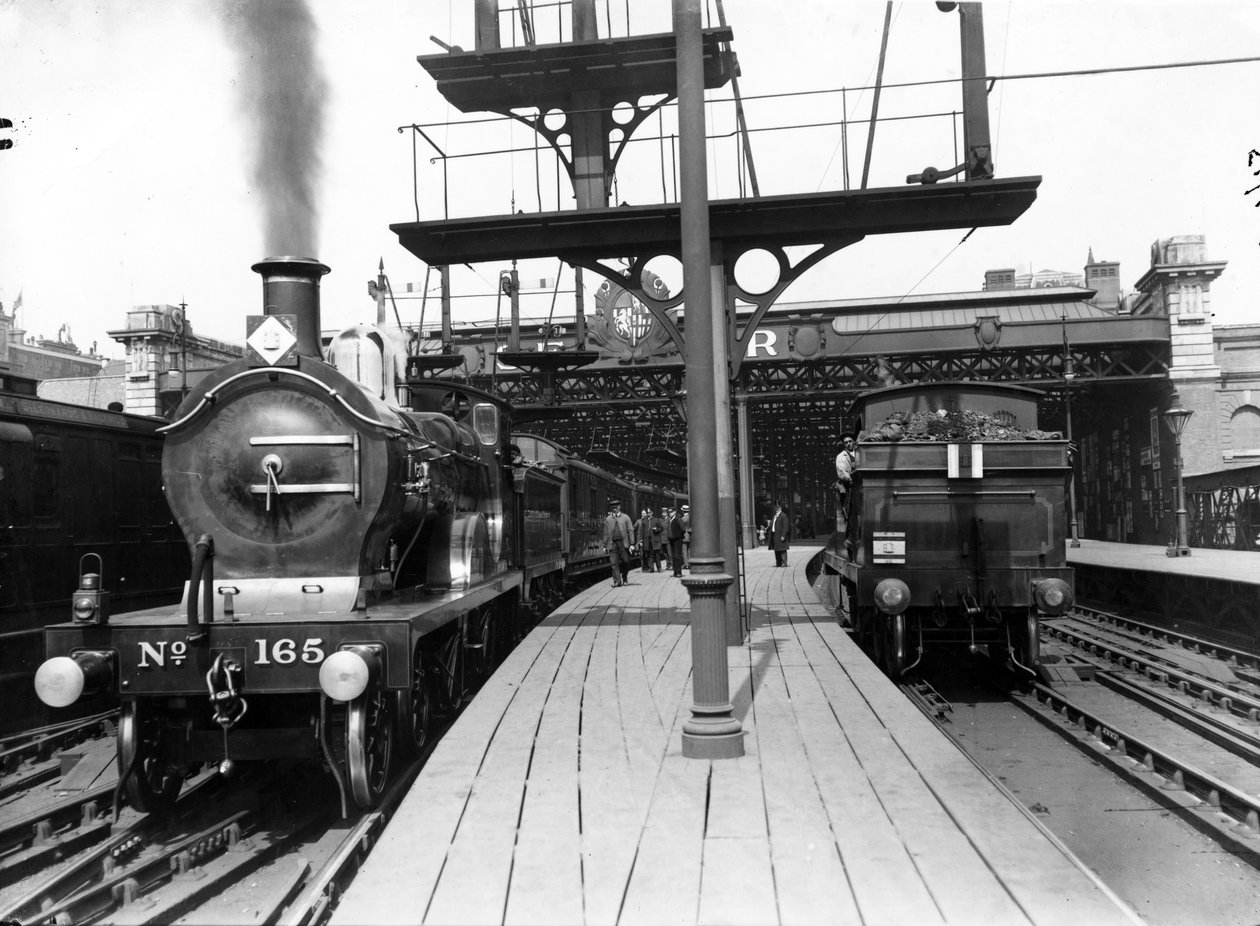 チャーリングクロス駅のプラットフォーム、1913 作： 英語の写真家