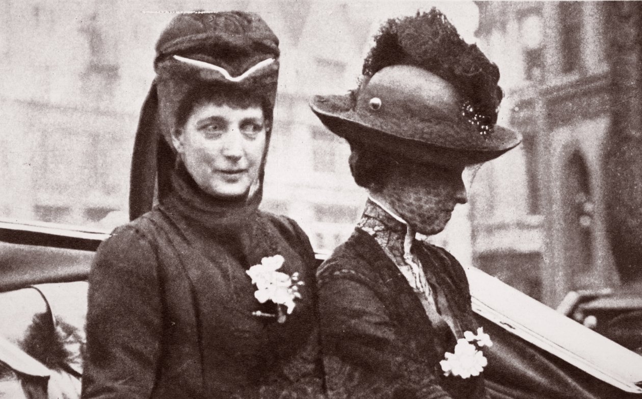 アレクサンドラ女王、最初のアレクサンドラローズデー、1912年 作： 英語の写真家