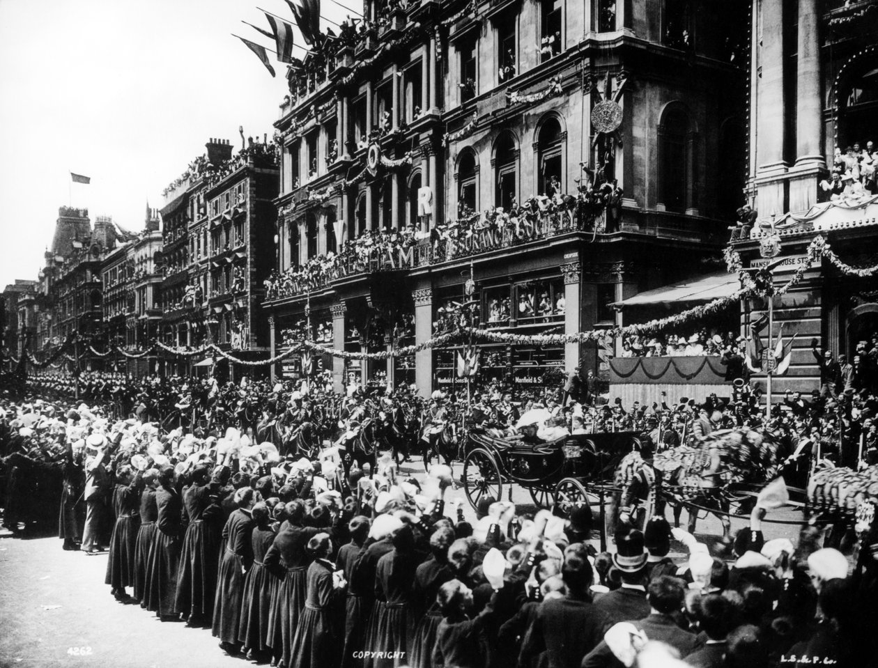 ビクトリア女王のコーチがダイアモンドジュビリー行列の最中にチープサイドを駆け抜ける（1897年） 作： 英語の写真家
