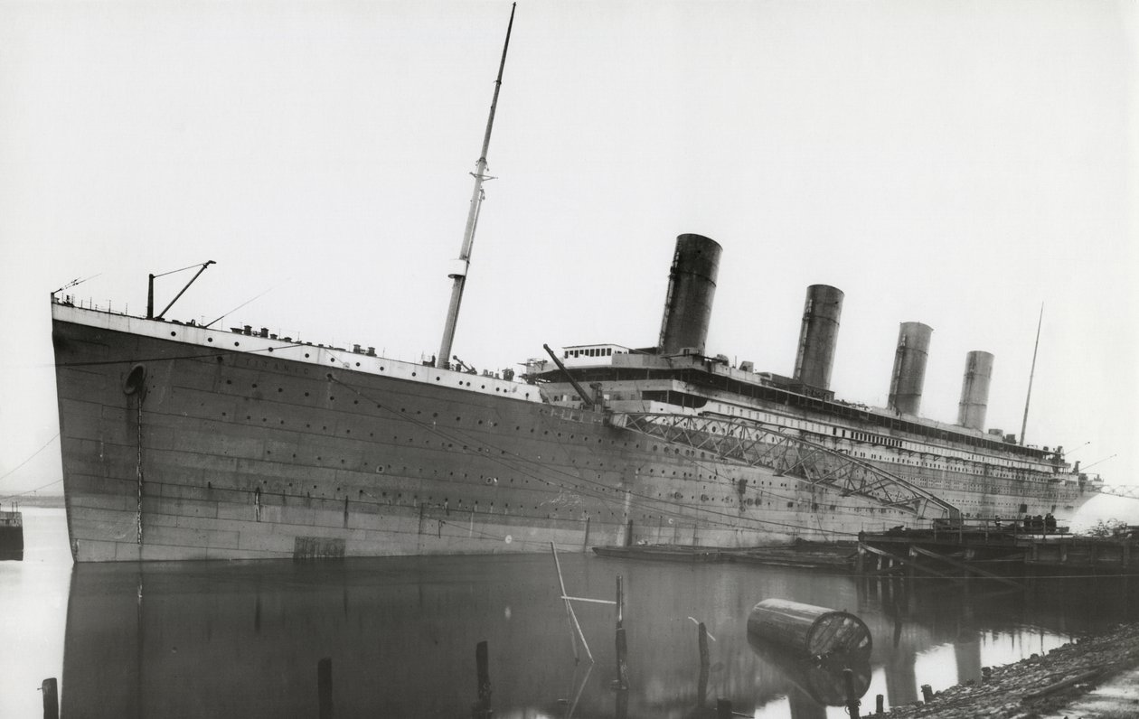 フィッティング中のRMSタイタニック、1912年1月1日 作： 英語の写真家