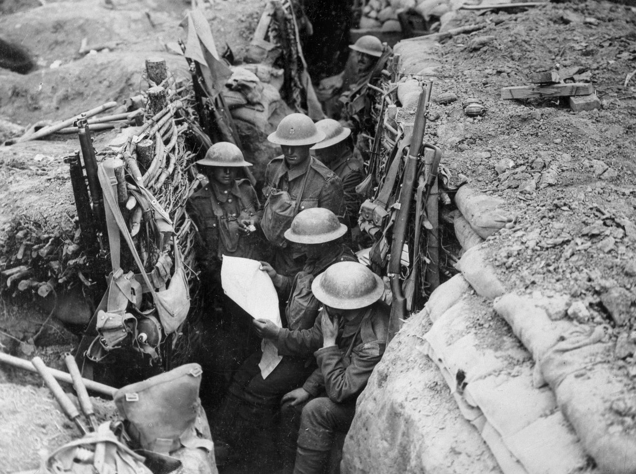 塹壕で新聞を読む、1916年から17年 作： 英語の写真家