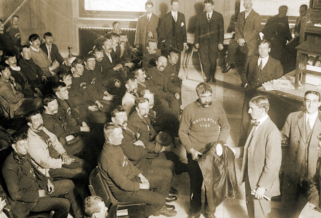 1912年、ニューヨーク市でタイタニック号から乾いた服を与えられていた乗組員を救出した（セピア写真） 作： 英語の写真家