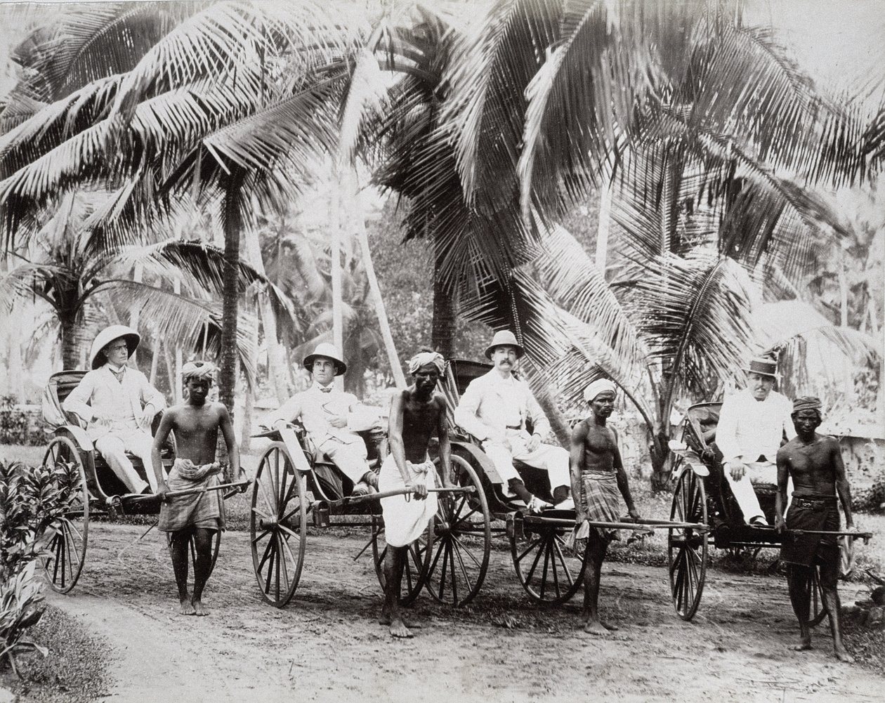 人力車運搬車、セイロン、1875年頃（アルブメンプリント） 作： 英語の写真家