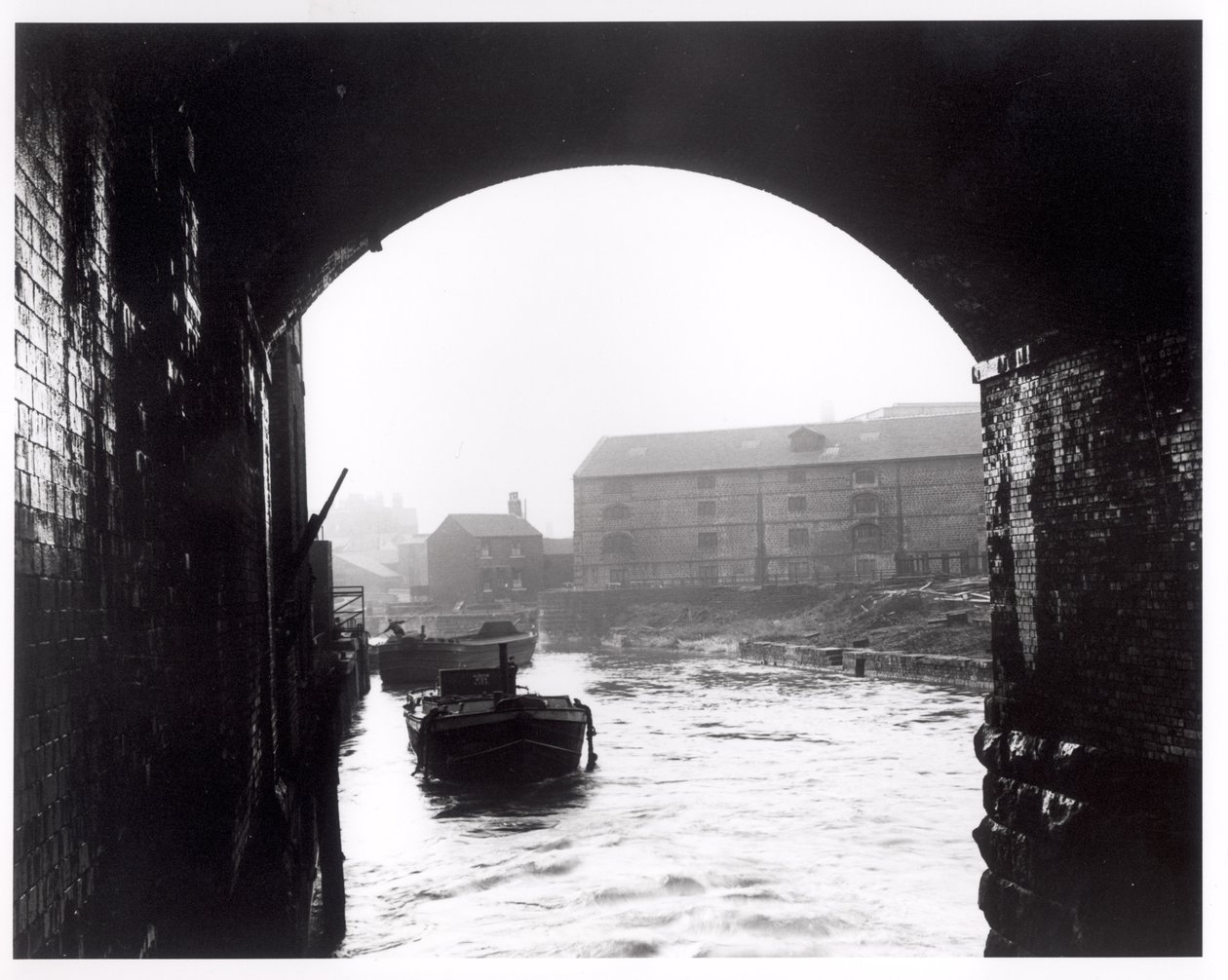 ダークアーチから見たエア川、リーズ、1951 作： 英語の写真家