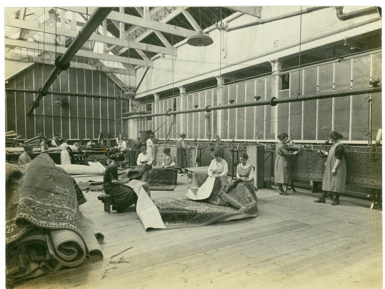 縫製室、カーペット工場、1923 作： 英語の写真家
