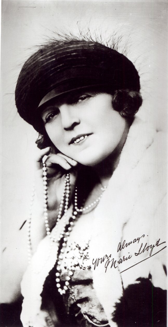 マリーロイドの署名入り写真（1870-1922） 作： 英語の写真家
