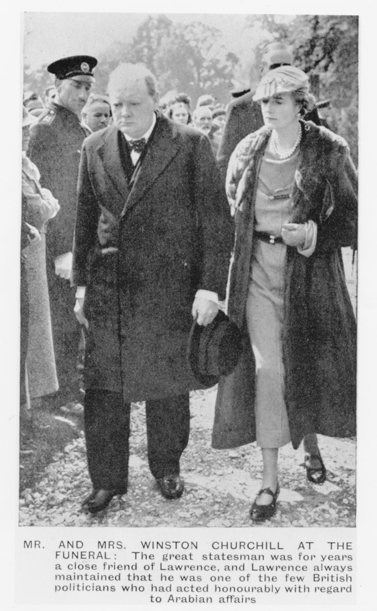ウィンストンチャーチル卿（1874-1965）と妻のクレメンタインオギルビー（T. Eローレンスの葬式（1888-1935）1935） 作： 英語の写真家