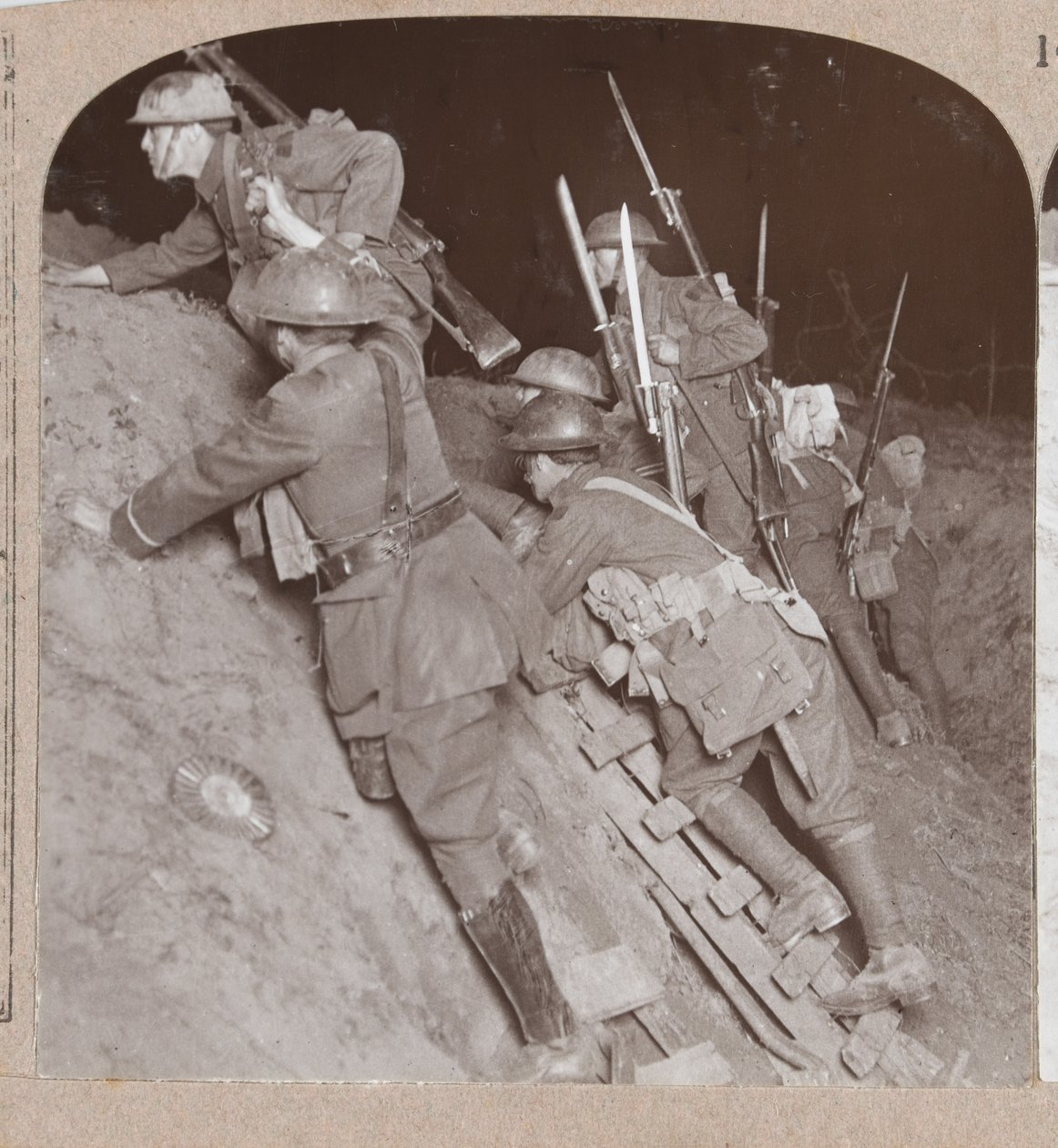 アミアンの攻撃、1918年の間に塹壕の兵士 作： 英語の写真家