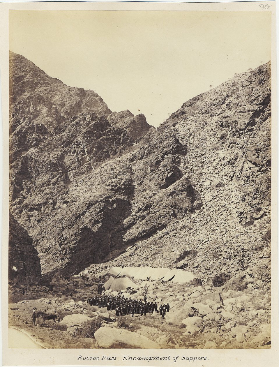 Soroo Pass、サッパーズの野営地、ジョンハロルド軍曹の下のRoyal Engineers Photographic Unit、1868年（アルブメンプリント） 作： 英語の写真家