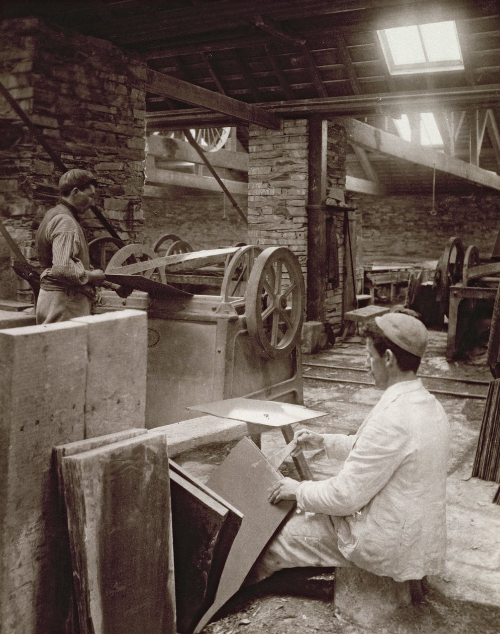 Llechwedd Slate Quarryでのタイル張りのためのスレートの分割、1896年 作： 英語の写真家