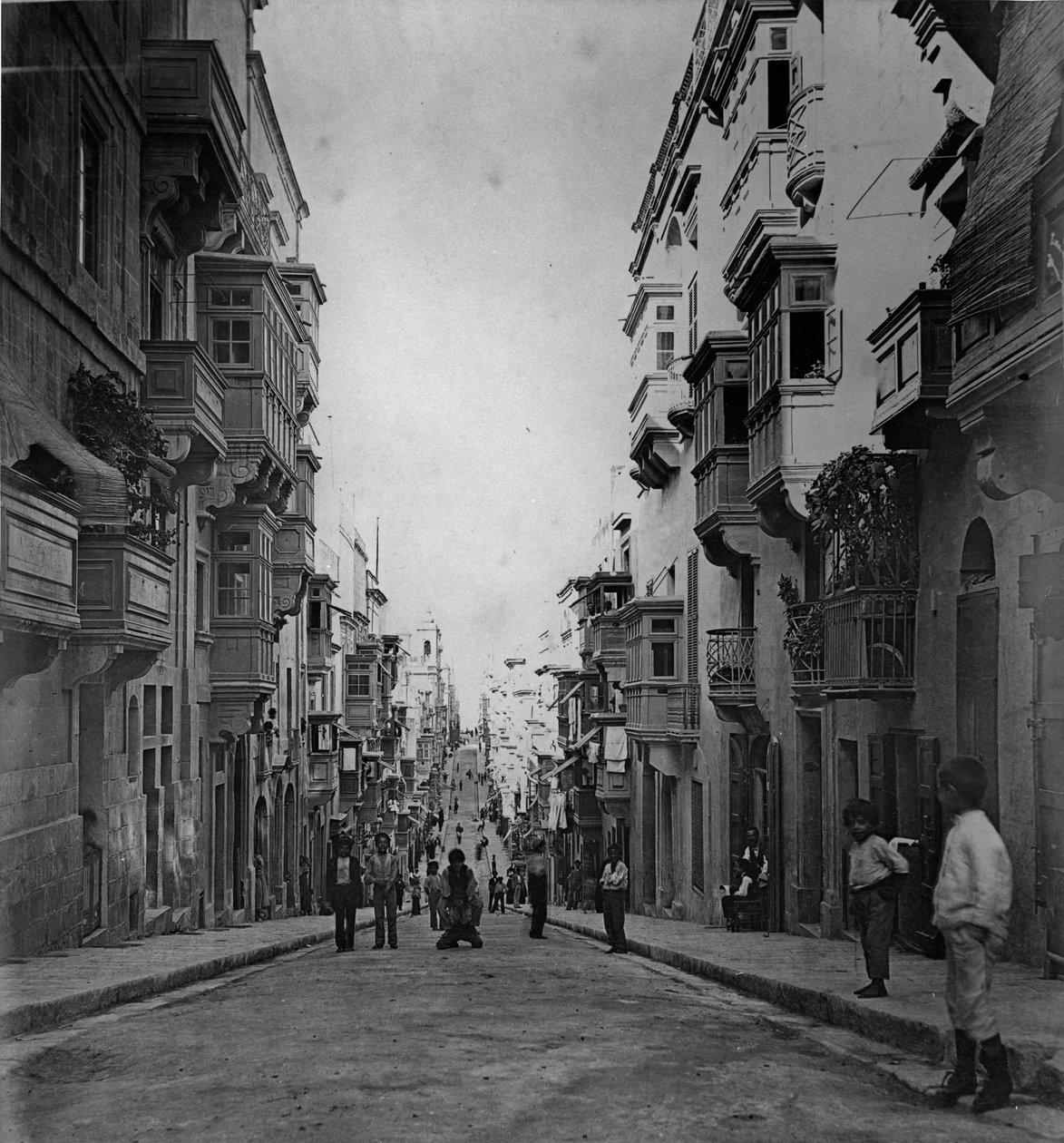 Strade San Paolo、バレッタc.1880-83 作： 英語の写真家