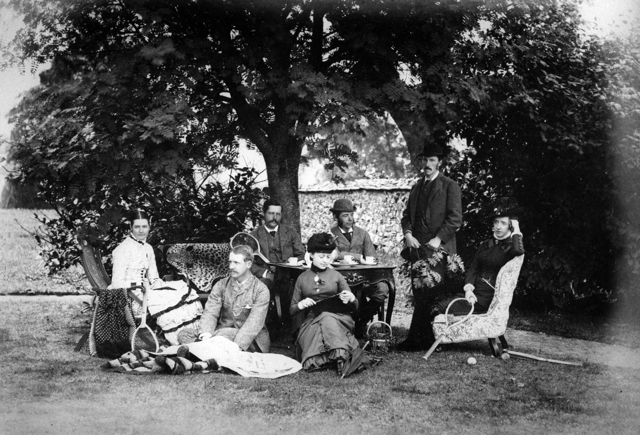 庭のお茶、1890年頃 作： 英語の写真家