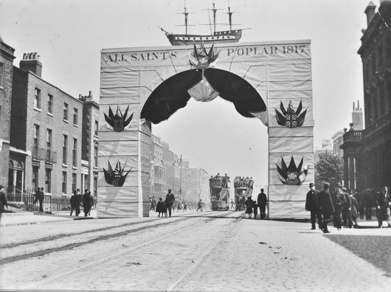 一時的なアーチ、ビクトリアダイヤモンドジュビリー、東インドドックロード、1897 作： 英語の写真家