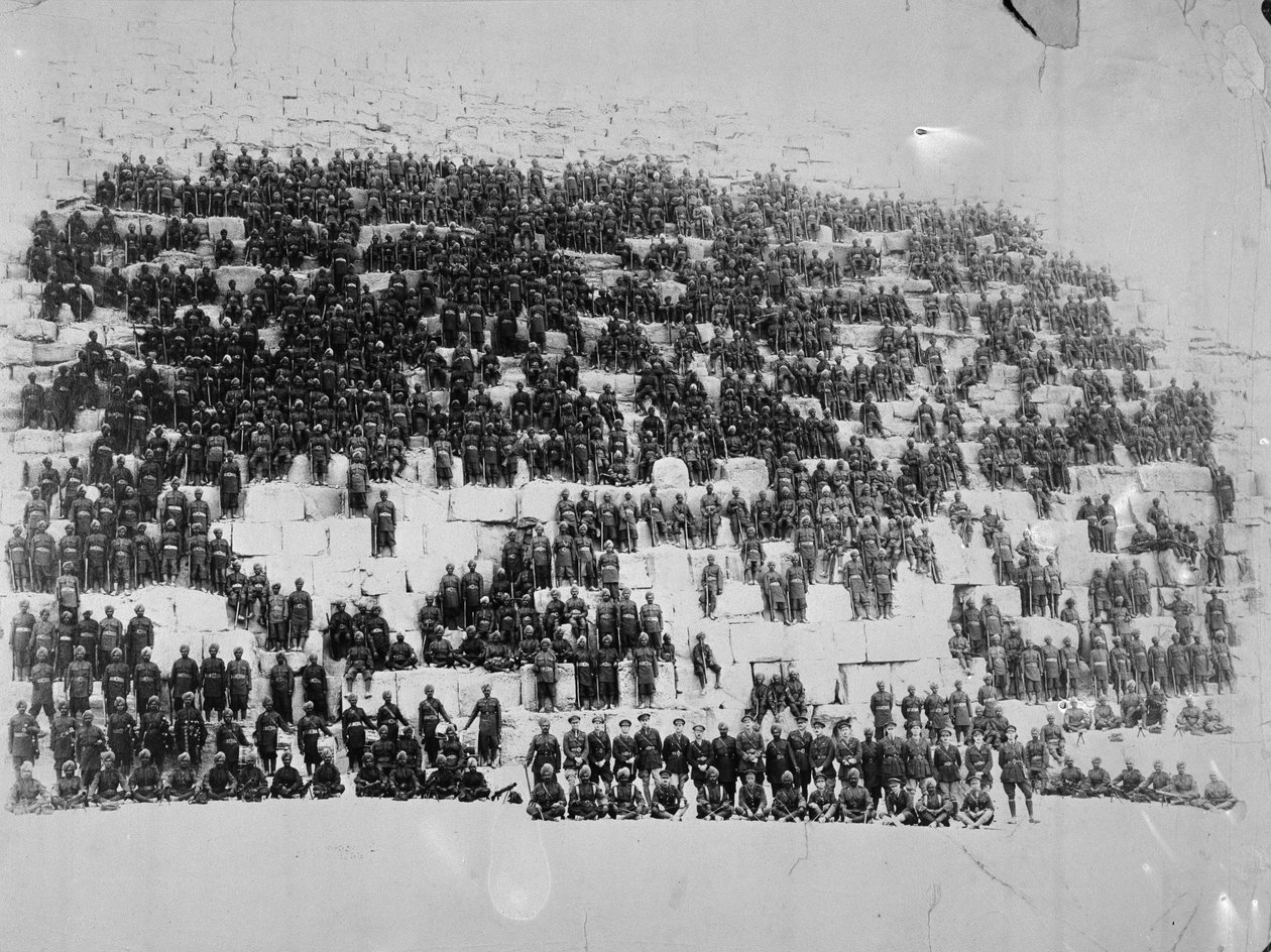 1918年にエジプトでピラミッドの1つに提起された38番目のドグラス 作： 英語の写真家