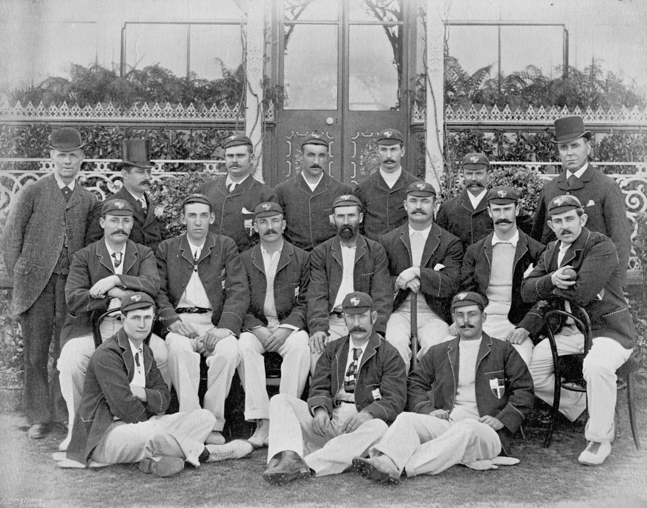 オーストラリア人、1893年の8番目のチーム、有名なクリケット選手とクリケット競技場から、ハドソンとカーンズによって発行、1895 作： 英語の写真家