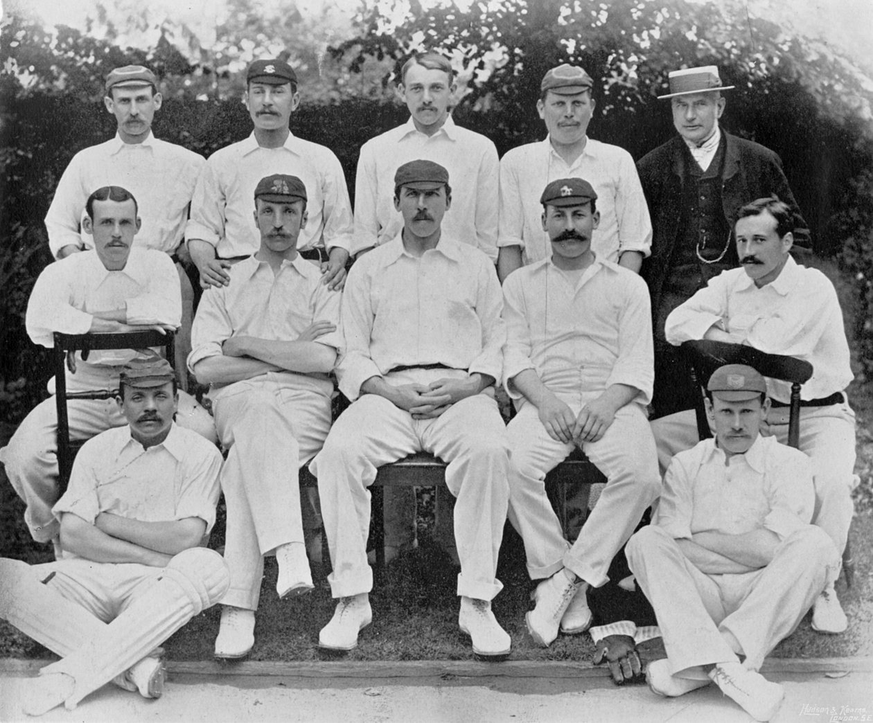 ジェントルメンvプレーヤーのプレーヤーチームは、1894年にロードスで試合を行いました。有名なクリケット選手とクリケット競技場で、1895年にハドソンアンドカーンズから出版されました。 作： 英語の写真家