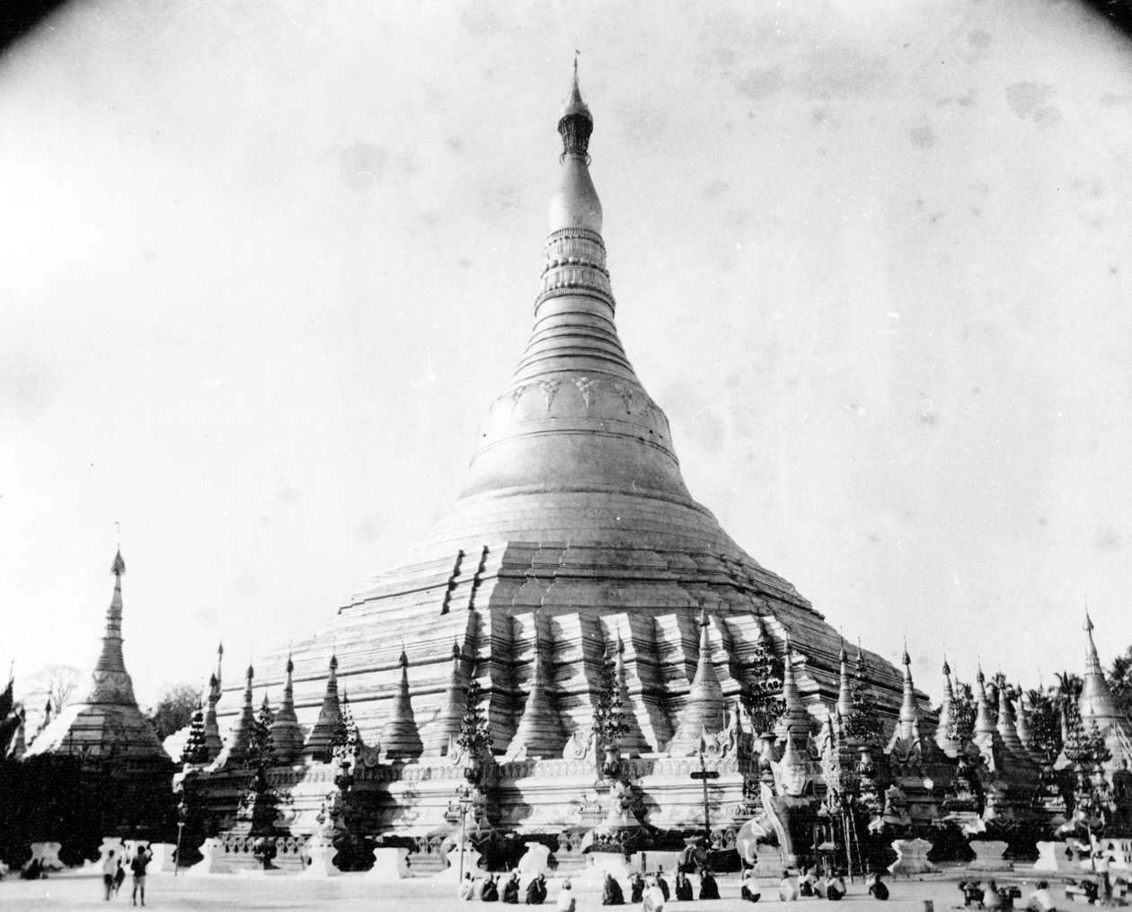ラングーンのシュエダゴンパゴダ、1886年頃 作： 英語の写真家