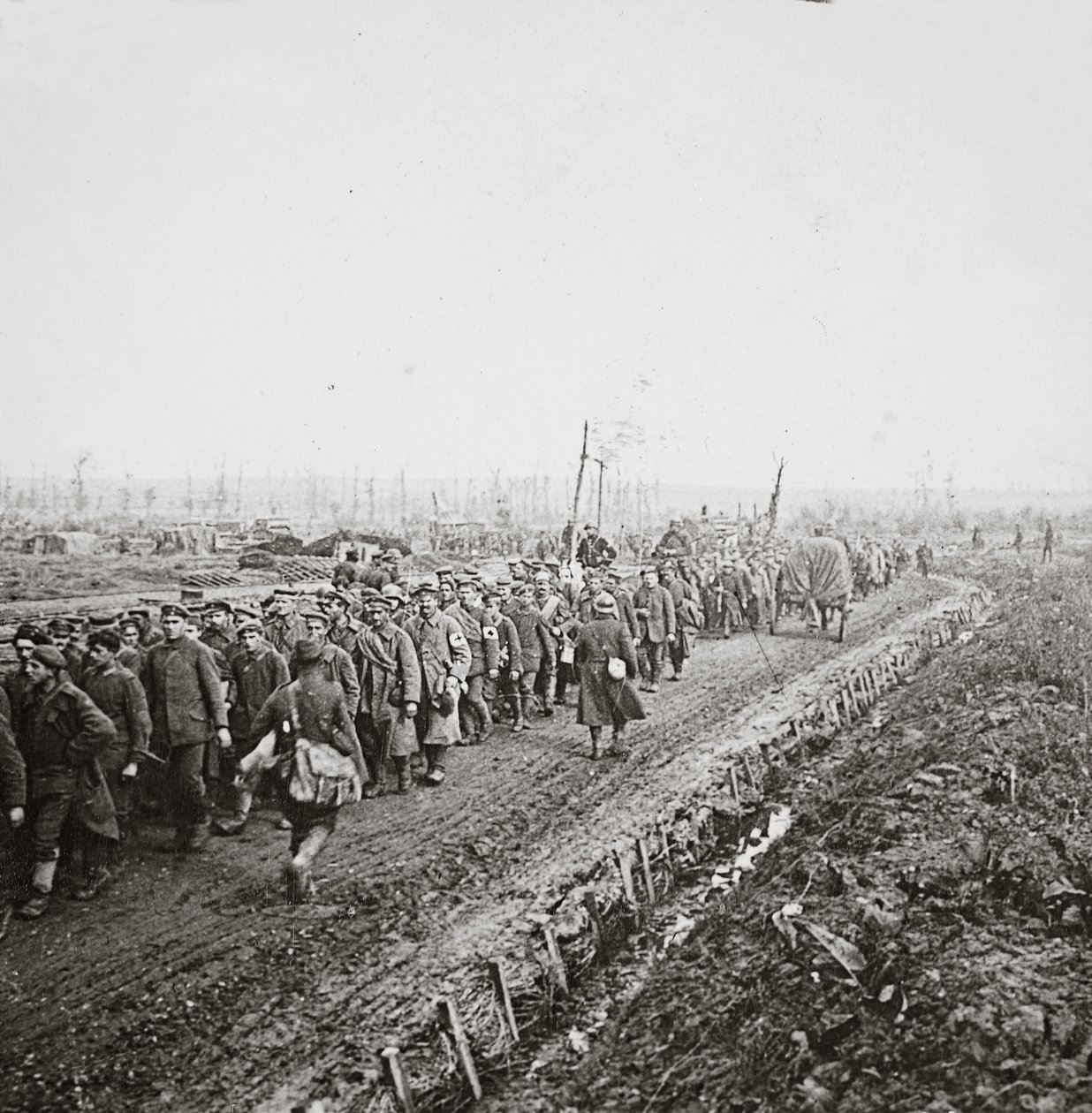 1918年にサンブレでドイツ軍の最後の敗走で捕らえられた何千人ものドイツ兵 作： 英語の写真家
