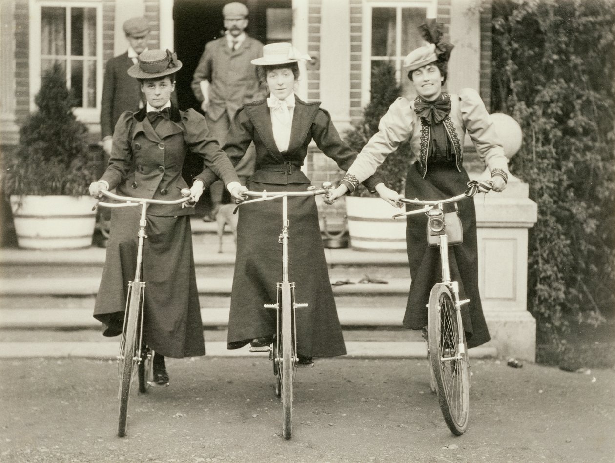 自転車に乗っている3人の女性、1900年代初頭 作： 英語の写真家