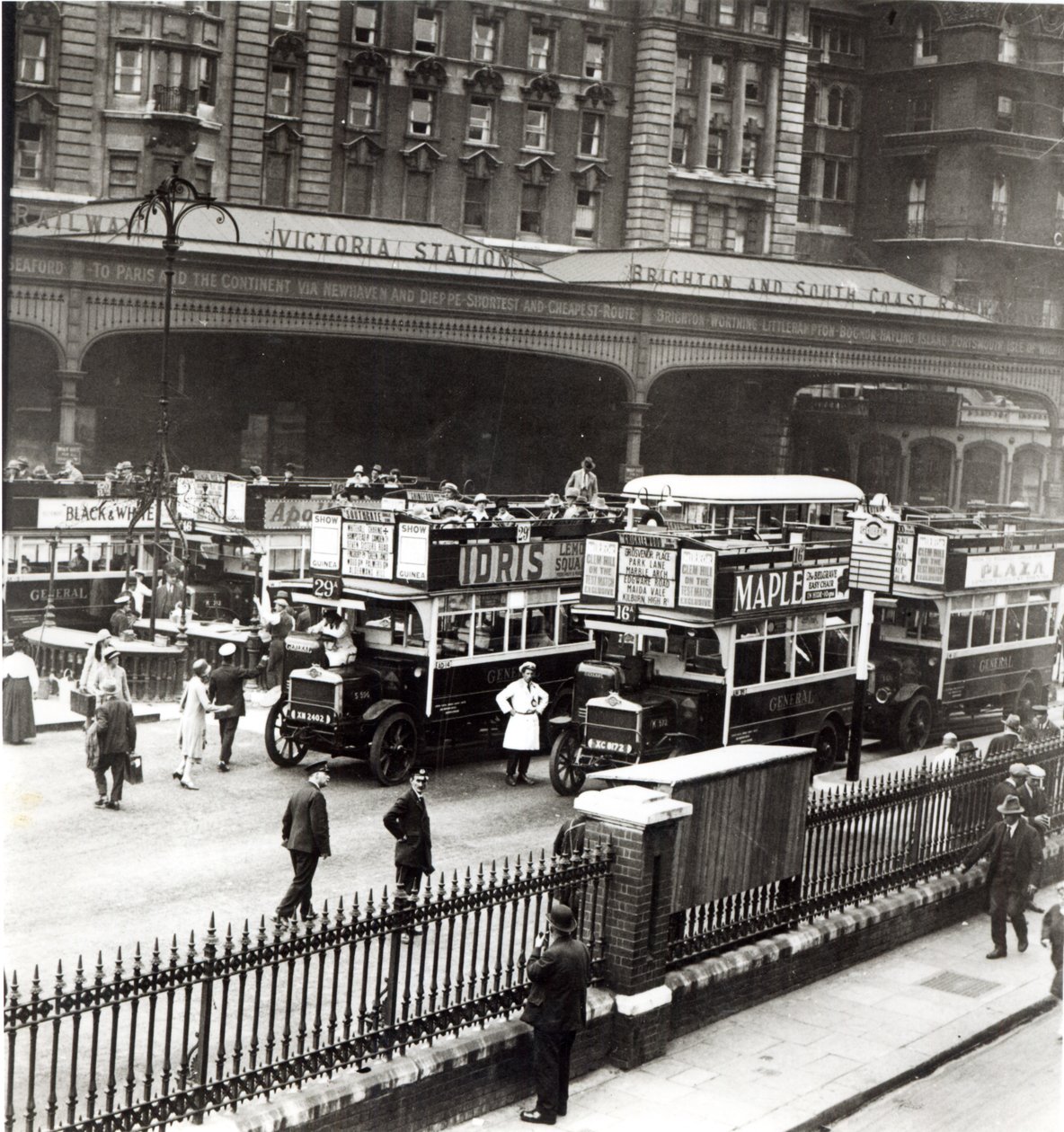 1920年代のビクトリア駅 作： 英語の写真家