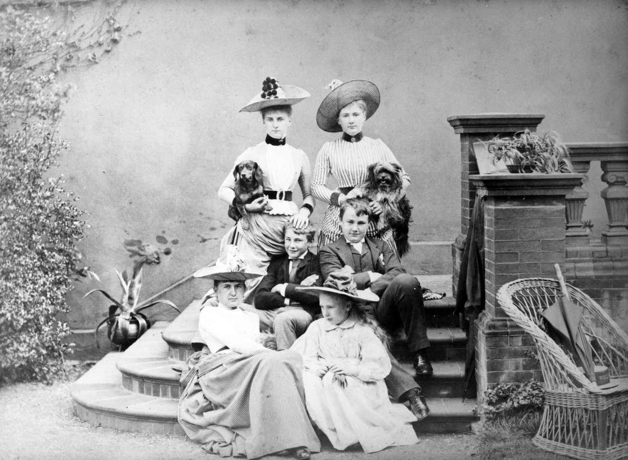 ビクトリア朝のグループの肖像画、1890年頃 作： 英語の写真家