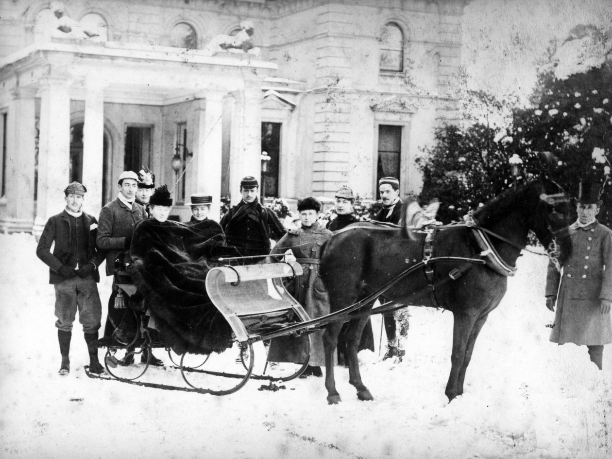 ビクトリア朝のそりに乗る、1870年〜99年頃 作： 英語の写真家