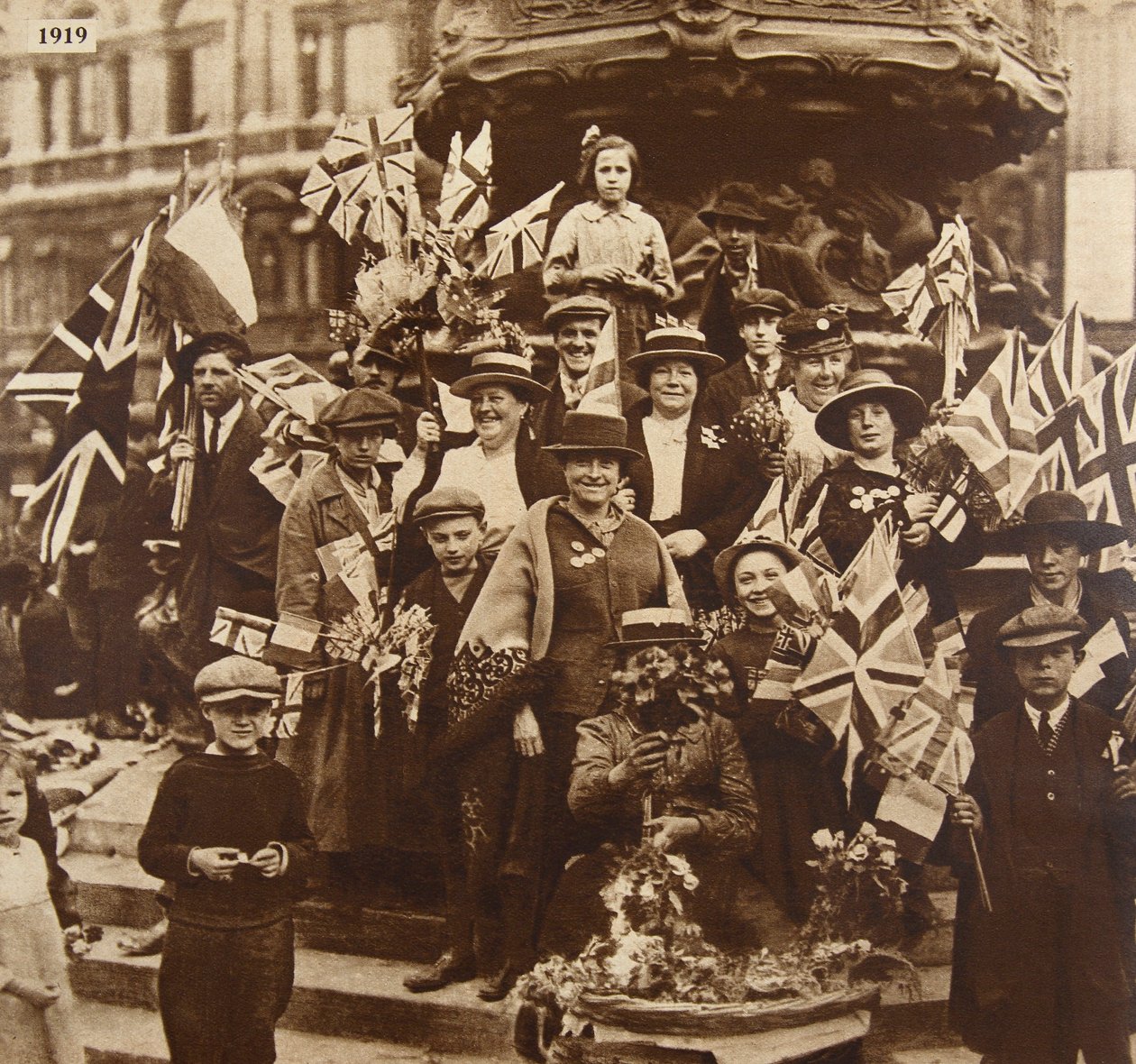 エロス、ピカデリー、ロンドン、1919年の下の勝利のお祝い 作： 英語の写真家