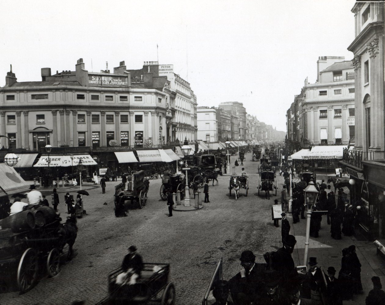 ロンドンのオックスフォードストリートを見下ろす、1890年頃 作： 英語の写真家