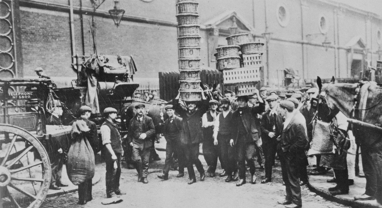 エキスパートバスケットキャリアと市場関係者のグループの見解、1900年 作： 英語の写真家