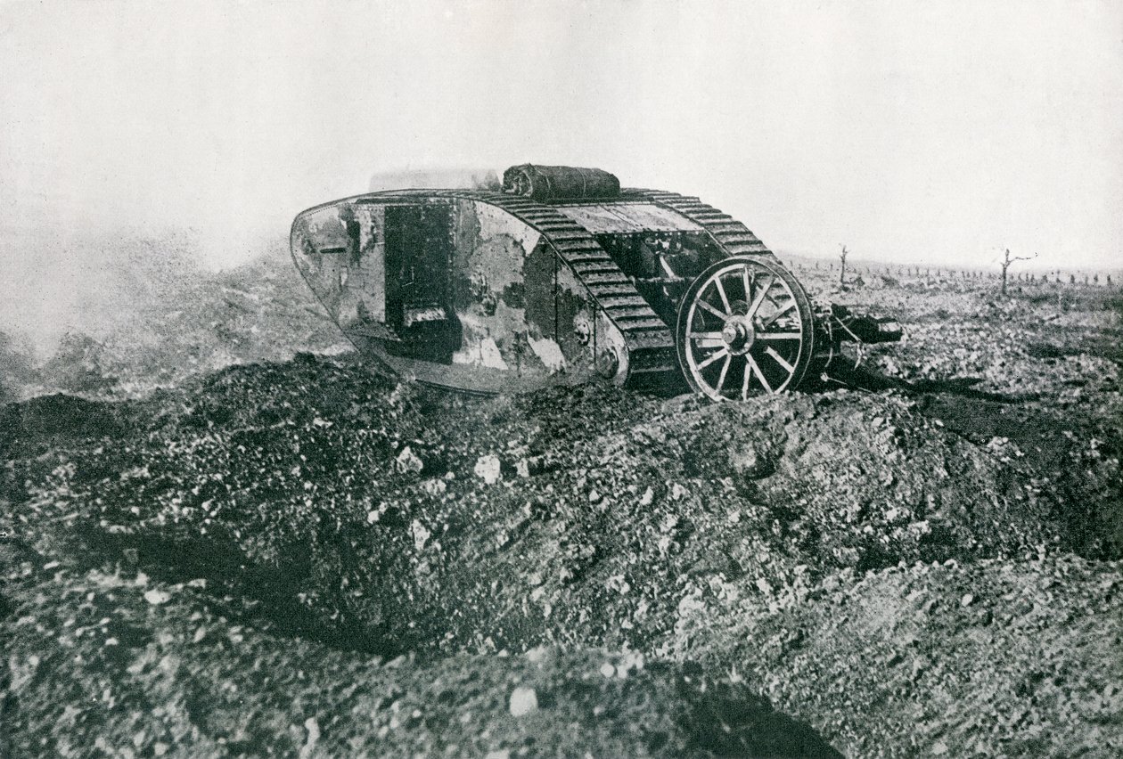 1917年の西部戦線で活動中の第一次世界大戦イギリス戦車 作： 英語の写真家