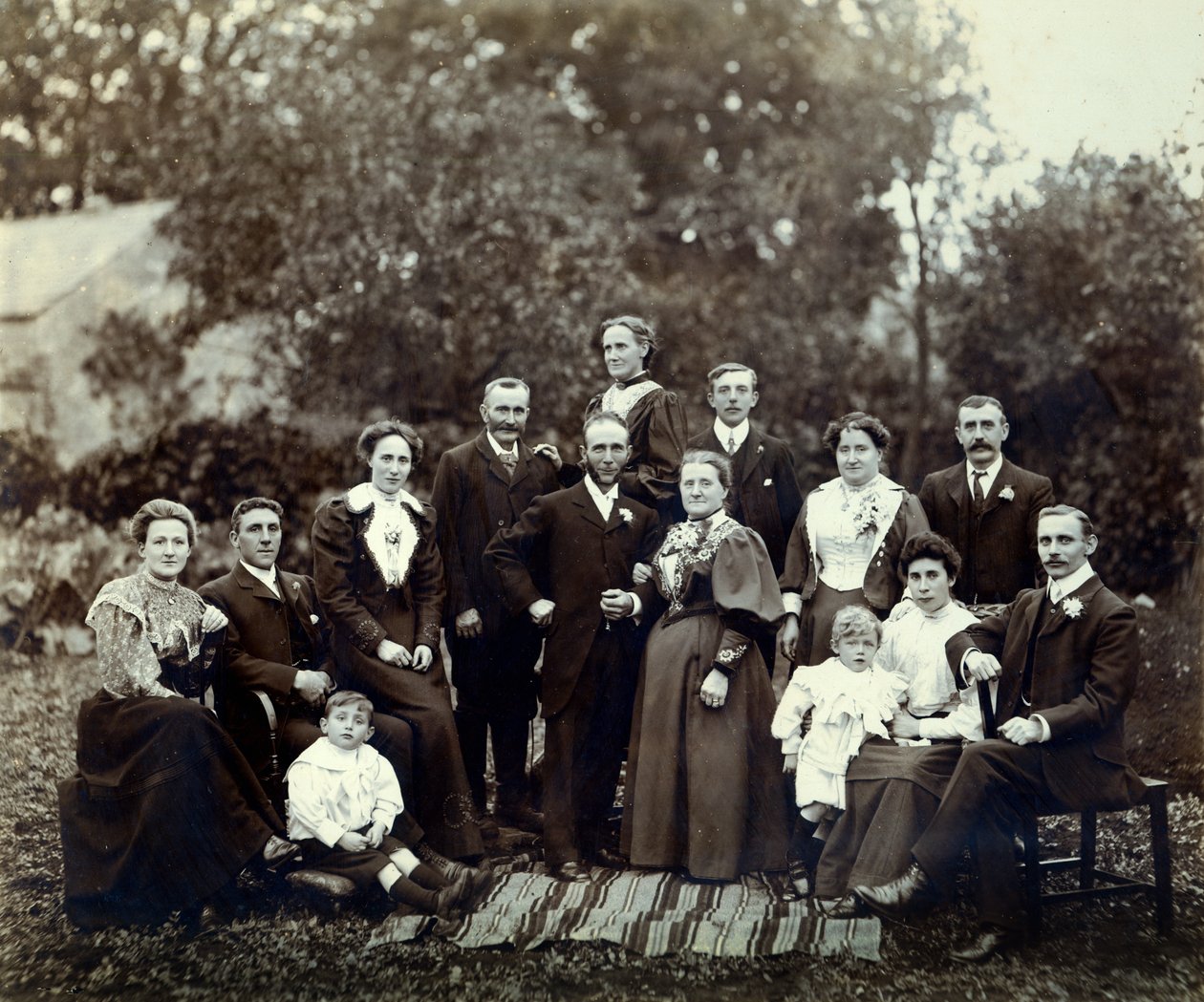 結婚式グループ、トローブリッジ、ウィルトシャー、イギリス、c.1900 作： 英語の写真家