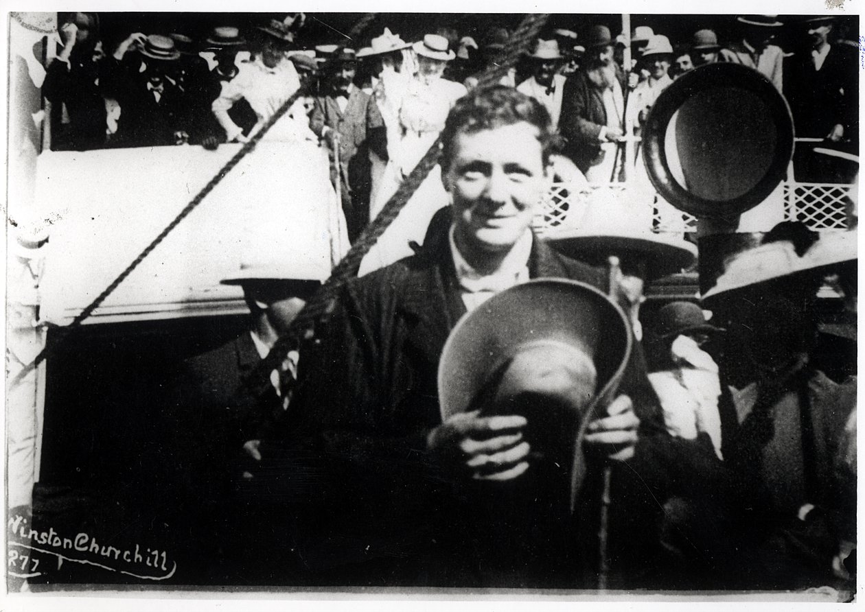 船に乗った若い男としてのウィンストン・チャーチル（1874-1965） 作： 英語の写真家