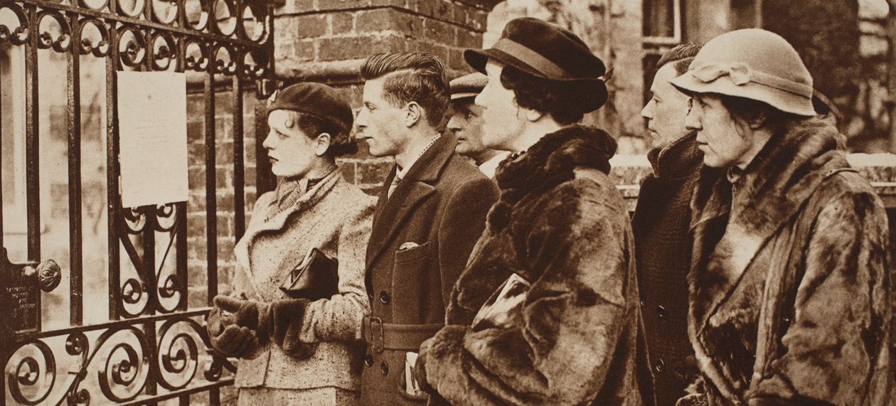 ジョージ王妃最後の病気の紀要を心配そうに読んでいる女性、1935年 作： 英語の写真家