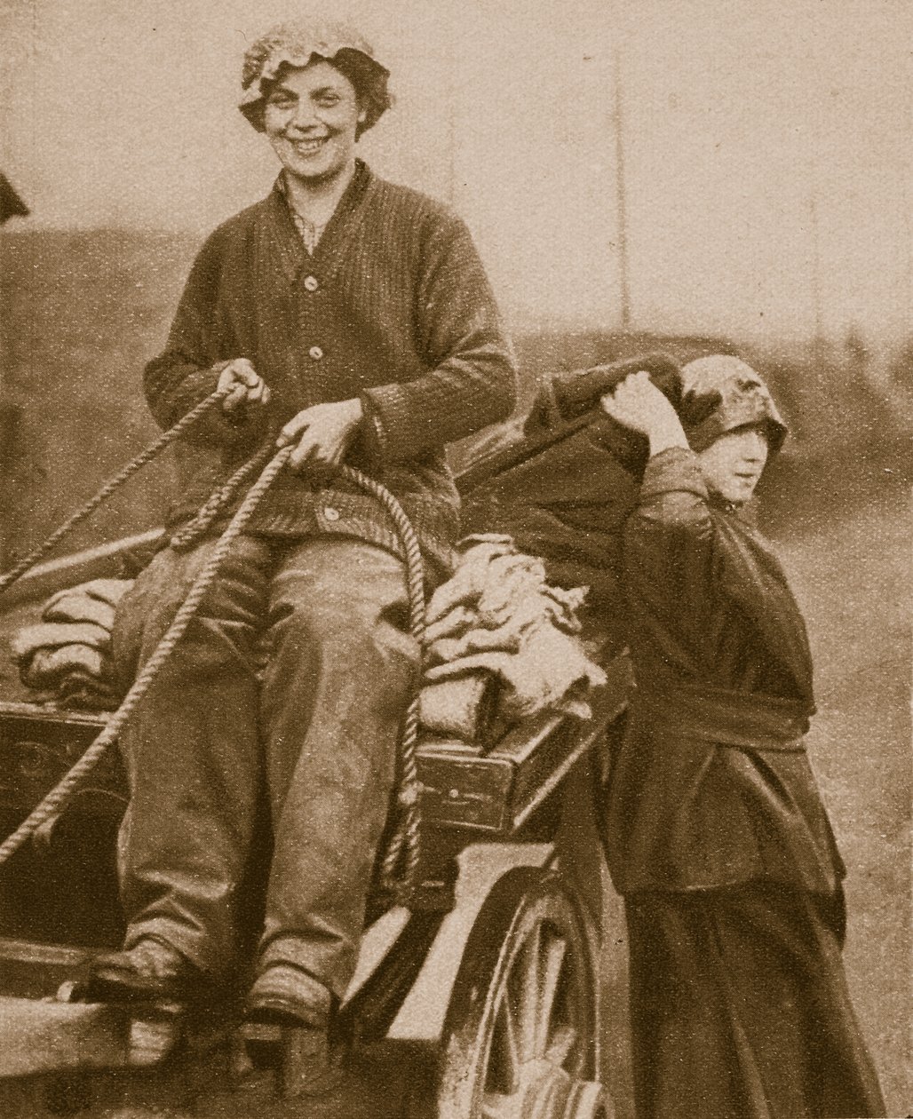 カートを運転する女性労働力、1914〜19年 作： 英語の写真家