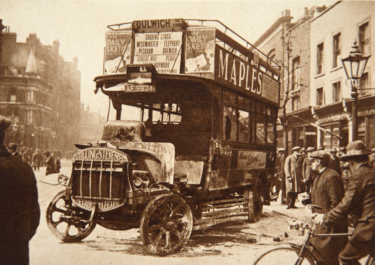 1926年、サウスロンドンでストライカーによって発砲されたバスの残骸 作： 英語の写真家