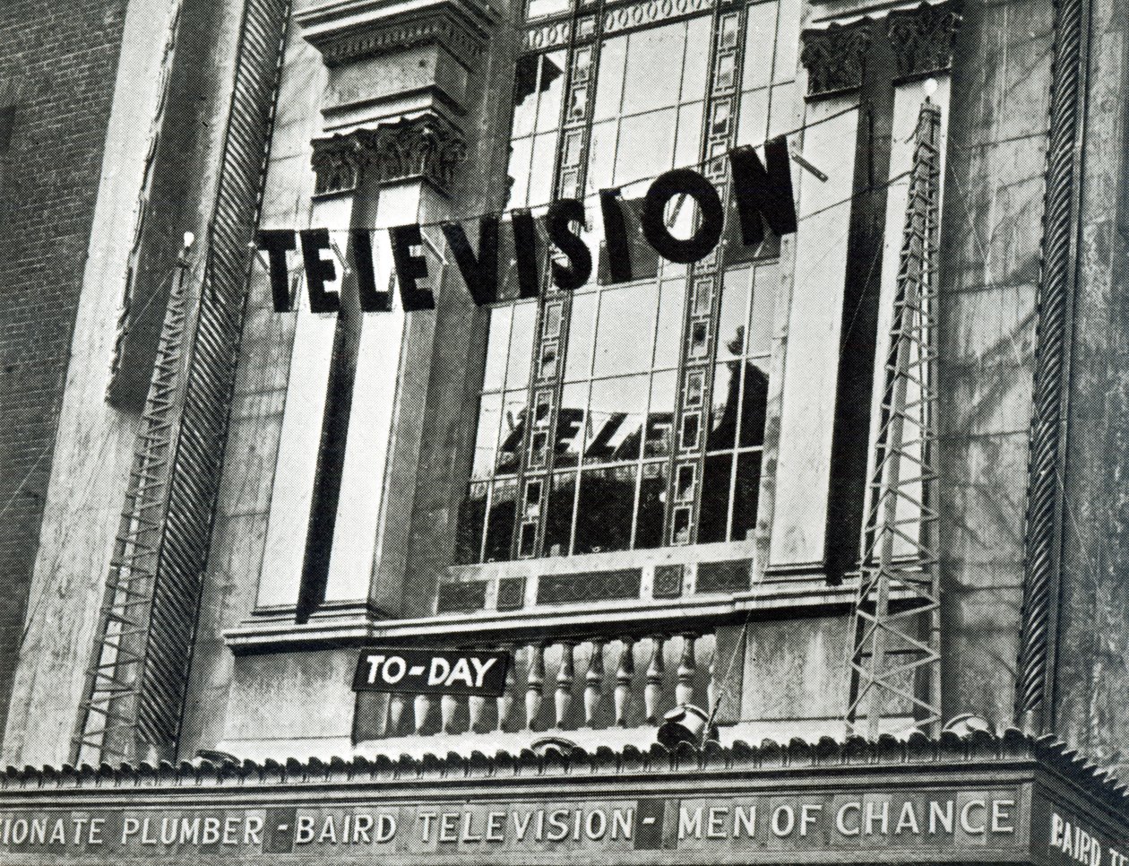 1932年のダービーウィーク中にテレビがメトロポールで上映されていたという広告 作： 英語学校