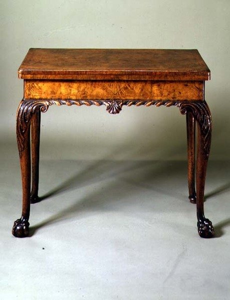 ボールと爪の足が付いたカードテーブル、c.1735（クルミ） 作： 英語学校