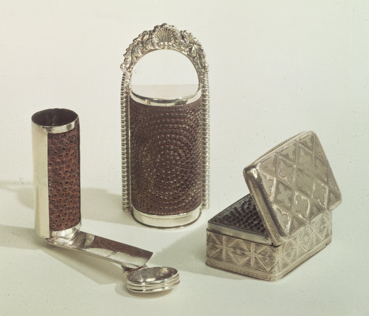 ナツメグおろし金のコレクション、1828-40（シルバー） 作： 英語学校