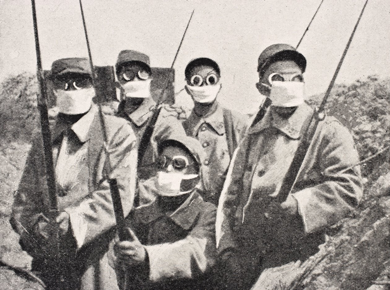 1915年にガスマスクを着用したフランスの兵士、1916年にロンドンで出版された「The War Illustrated Album deLuxe」 作： 英語学校